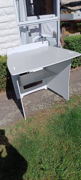 Demountable desk Carousel 1