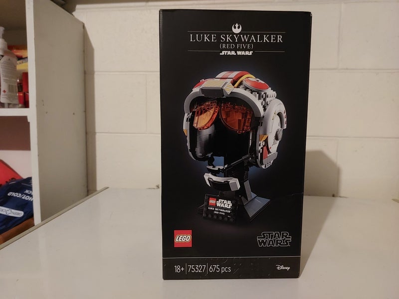* BOX DAMAGE SALE * LEGO STAR LUKE'S (RED FIVE) HELMET 75327 - RETIRED Carousel 1
