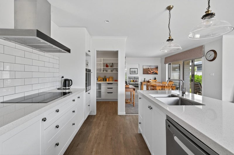 Charming Family Home in Hiria Cres!64392175170947111