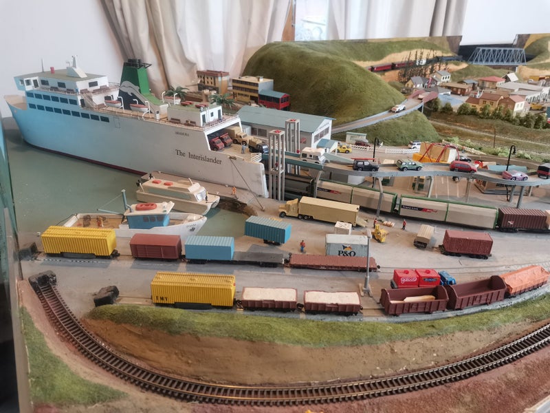 Train set , N gauge track, 120 scale rolling stock64483509983106110