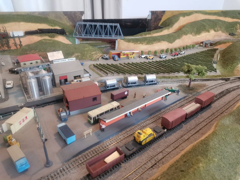 Train set , N gauge track, 120 scale rolling stock64483509983106111