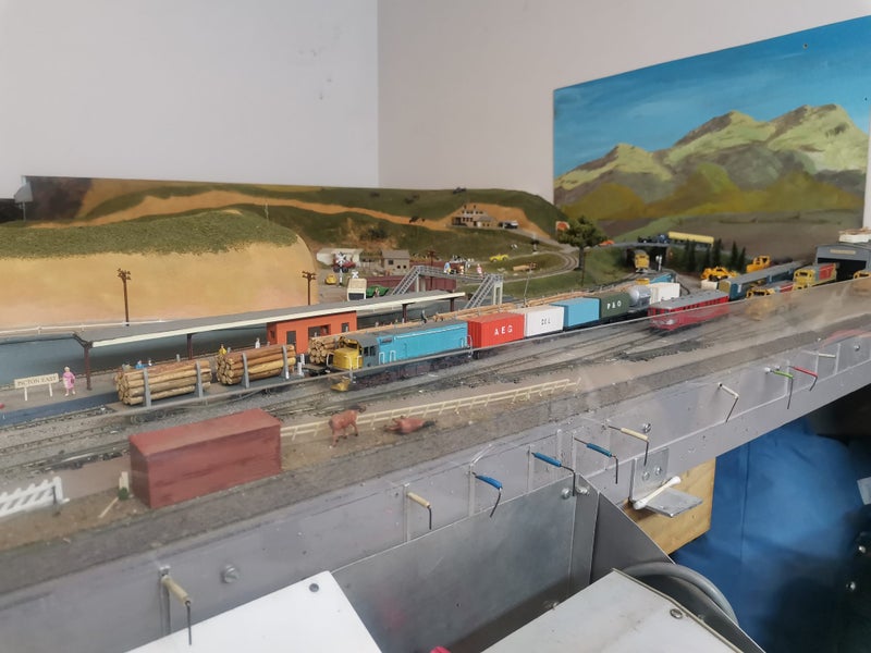 Train set , N gauge track, 120 scale rolling stock64483509983106112