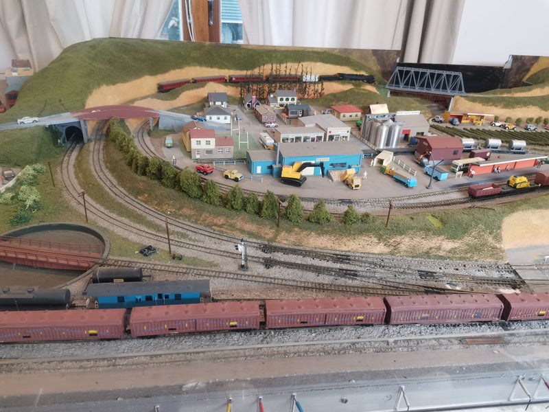 Train set , N gauge track, 120 scale rolling stock64483509983106113