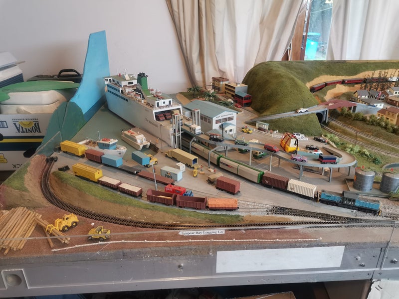 Train set , N gauge track, 120 scale rolling stock64483509983106114