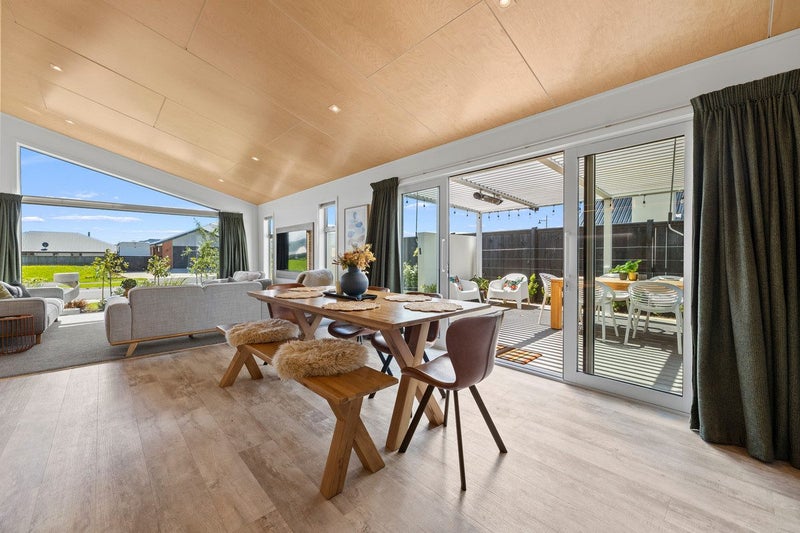 Sophisticated design. Exceptional family living.64396315838723114