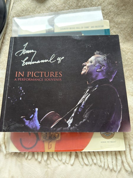 Tommy Emmanuel “In Pictures” (Signed Copy)64529397620865110