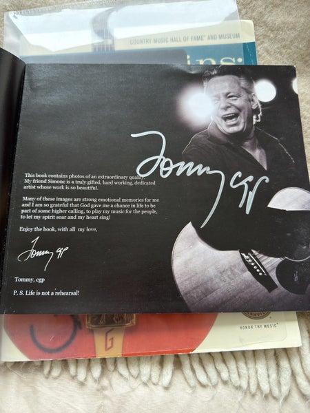 Tommy Emmanuel “In Pictures” (Signed Copy)64529397620865111