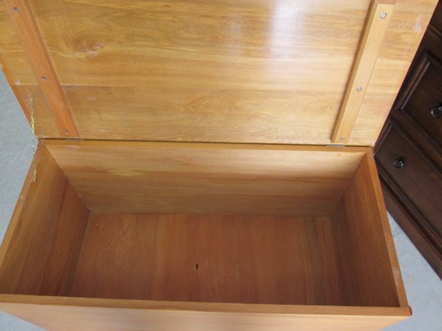 2128 TIDY SOLID RIMU BLANKET BOX Carousel 2