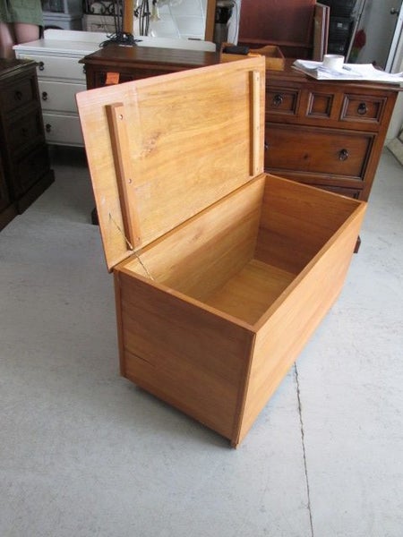 2128 TIDY SOLID RIMU BLANKET BOX Carousel 3
