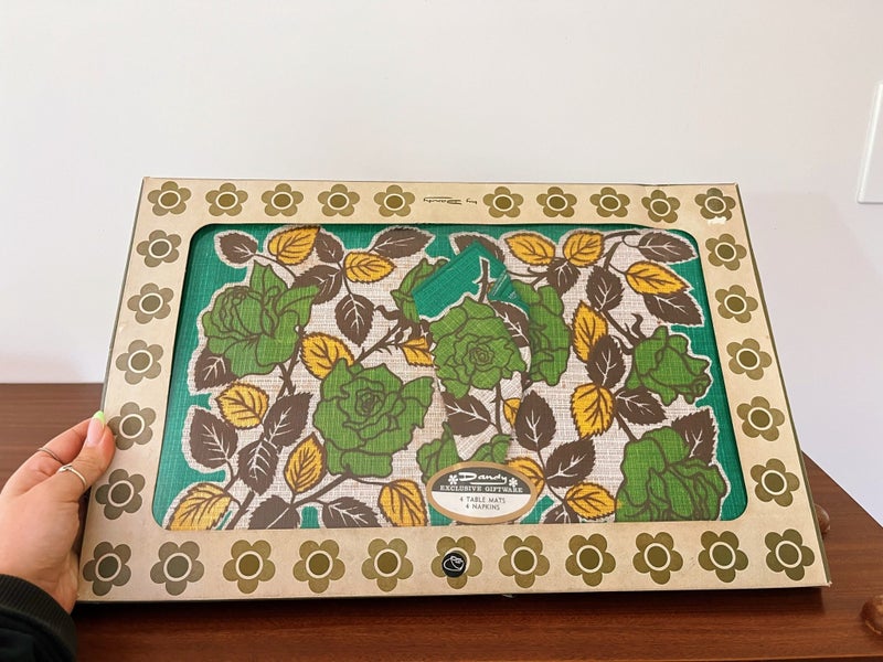 Vintage Retro Floral Table Cloth And Napkins Carousel 1