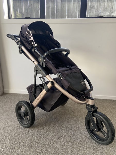 Edward’s & Co Rose Gold Stroller with Carry Cot and Infant Car Capsule/Base.64409497400193111