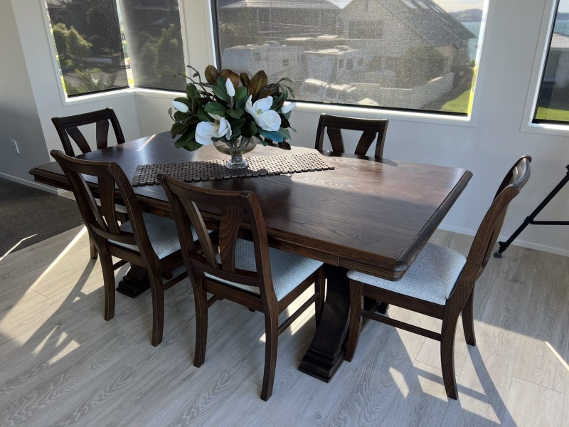 Amazing table and six chairs64413199465346110