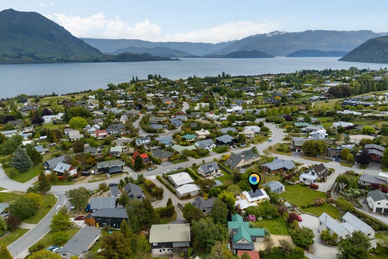 Charm & Privacy – a true Wanaka Gem!64414892223617110