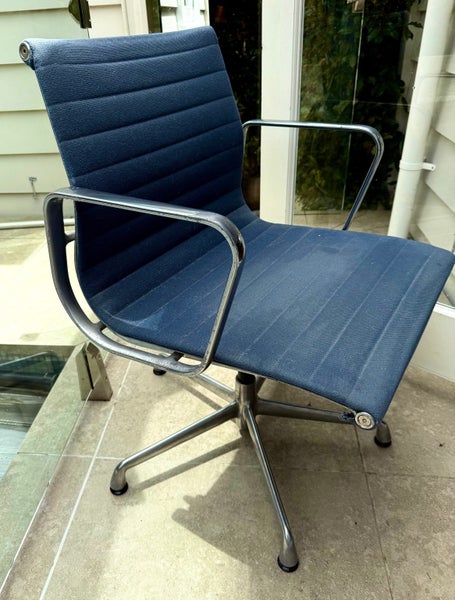 Iconic Ray & Charles Eames 'EA 331' Aluminium Group Chair by Herman Miller64414986235651111