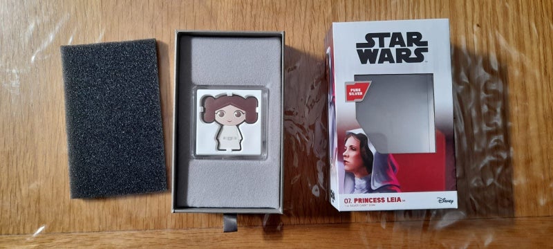 Chibi Star Wars Princess Leia 2021 Niue 1oz Silver Coin: Number 1975 of 2000 Carousel 1