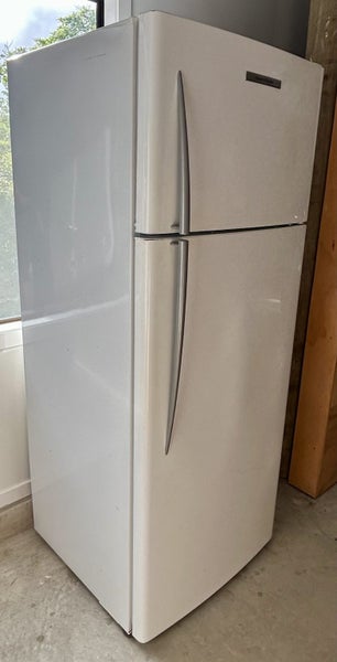 Large 680 ltr F&P Fridge/Freeze64415953351554110