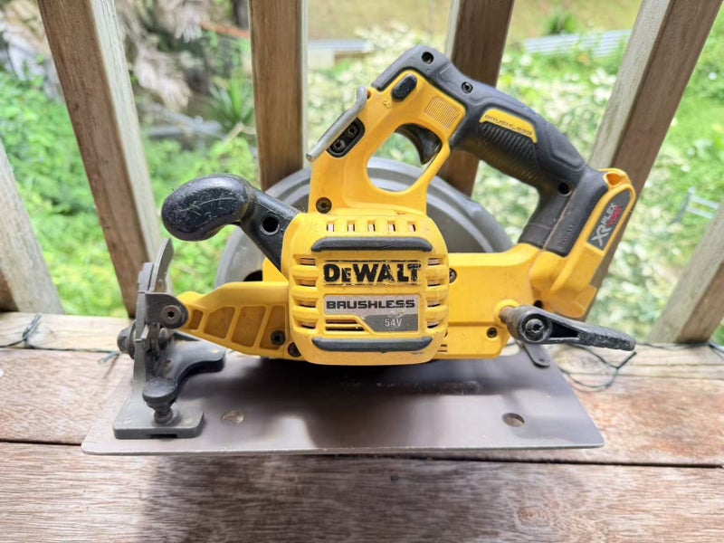 DeWalt DCS575 54V XR FLEXVOLT Brushless 184mm Saw (Skin Only) Carousel 2