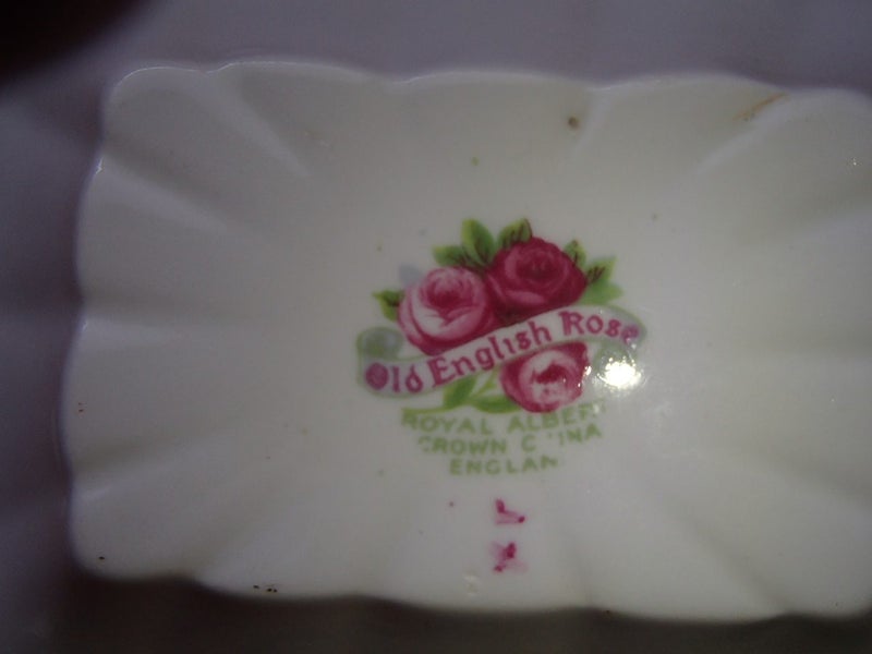 Royal Albert - Old English Rose dish Carousel 2