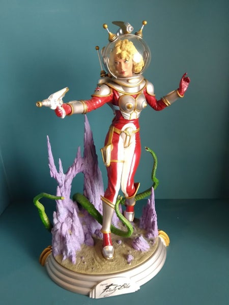 Gorgeous Captain FELICITY BLISS statue - 30 cms - Limited Edition - retro sci-fi Carousel 1