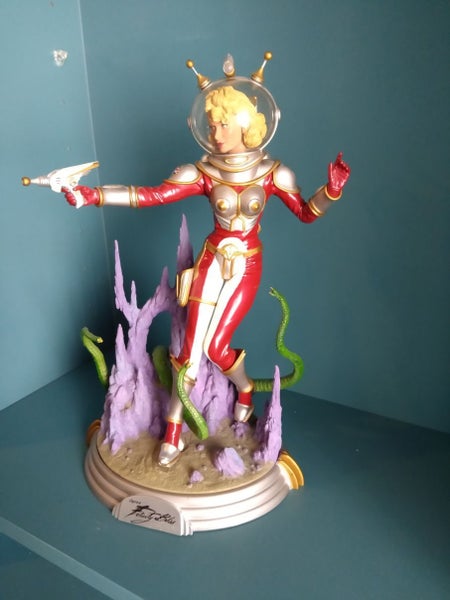 Gorgeous Captain FELICITY BLISS statue - 30 cms - Limited Edition - retro sci-fi Carousel 2
