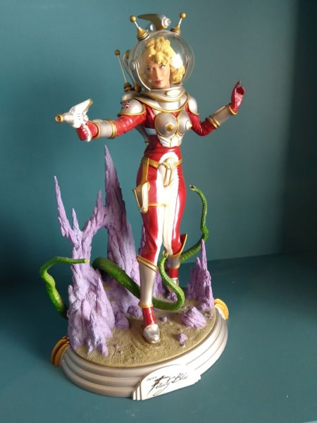 Gorgeous Captain FELICITY BLISS statue - 30 cms - Limited Edition - retro sci-fi Carousel 9