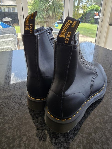 Never worn - Size 964417799735170113