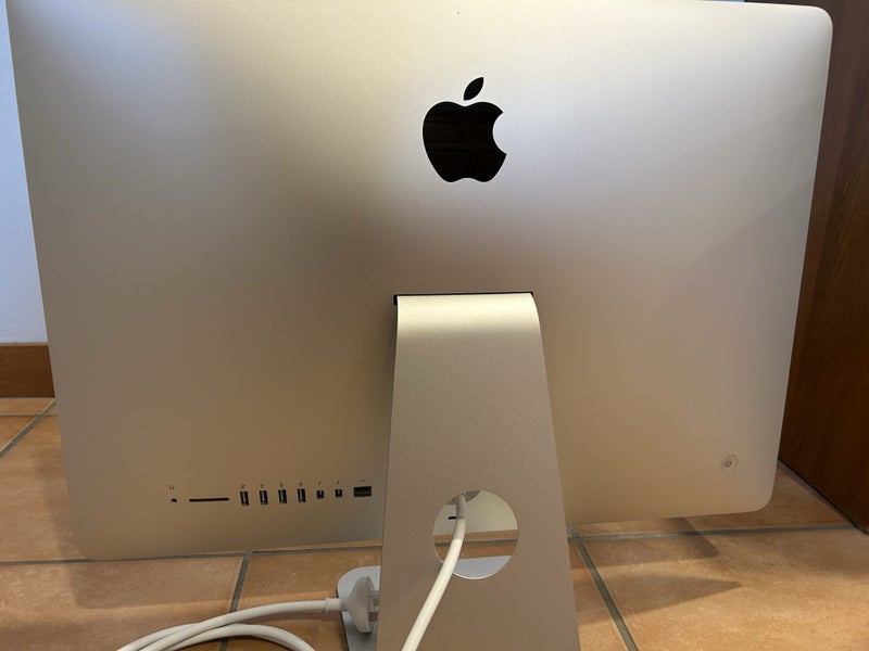 Apple iMac 21.5" - 2.8GHz Quad Core Intel i5 - Dec 2015 Model Carousel 2