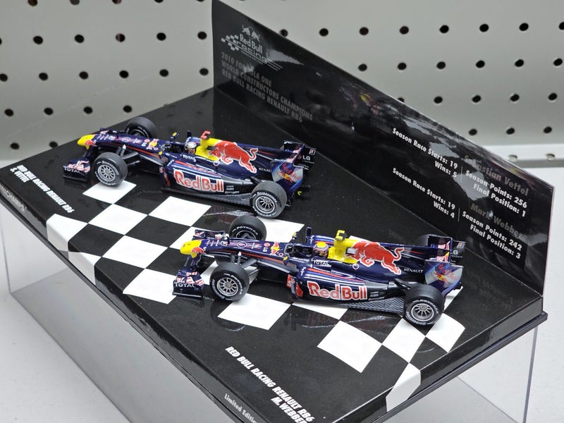 1/43 Red Bull RB6 Vettel & Webber - 2010 Formula 1 Constructors Champion Set Carousel 2