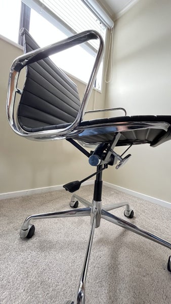 Eames Classic Mid-back Chair (Hurdleys) Carousel 2