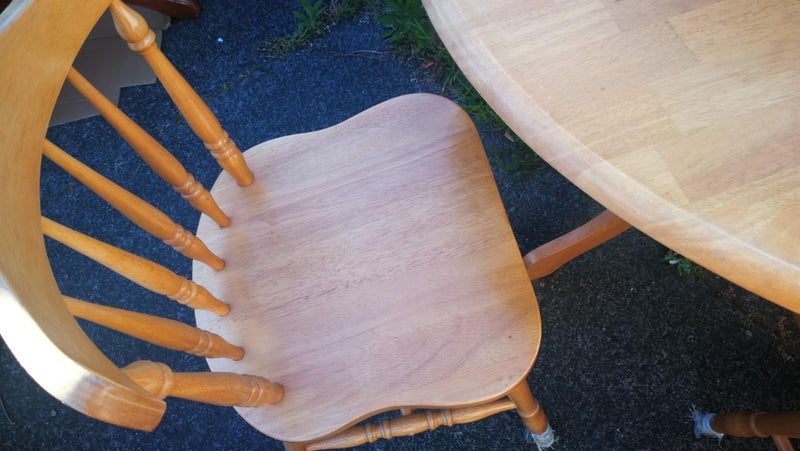 Solid wood Round dining table and chairs very good condition Carousel 5