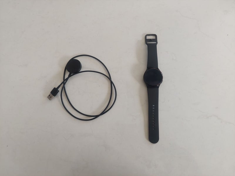 Samsung Galaxy Watch 4 BUNDLE- Refurbished Excellent Grade Carousel 1