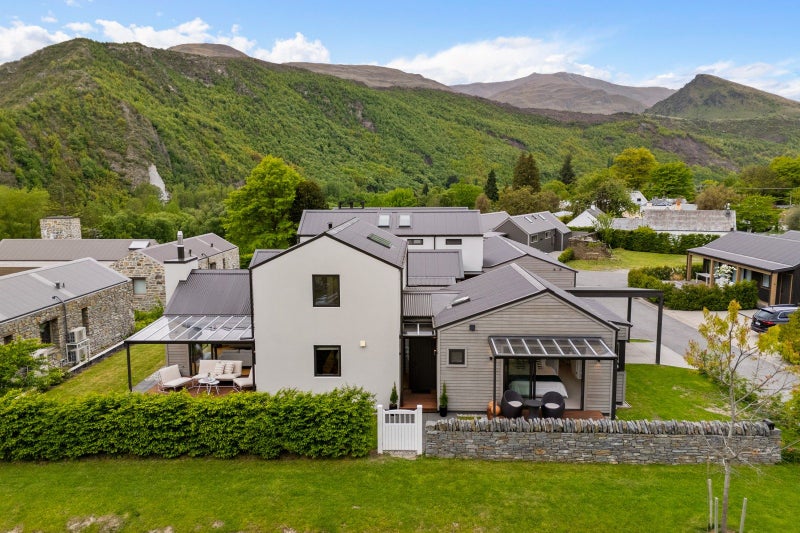 Superb location in the Historic Zone64427508427139110