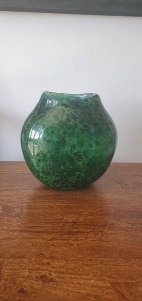 Anthony Genet Pounamu Glass Vase RRP$580 Carousel 1