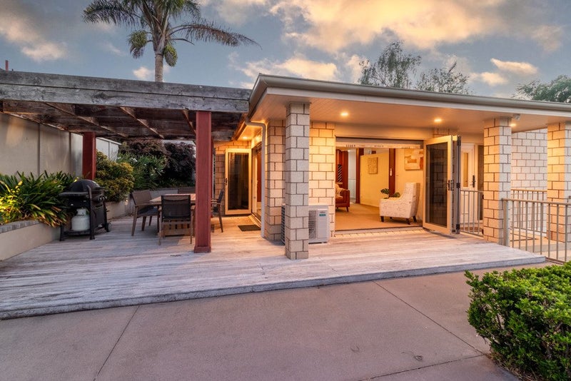 Lake Location with Style.64428005166209113