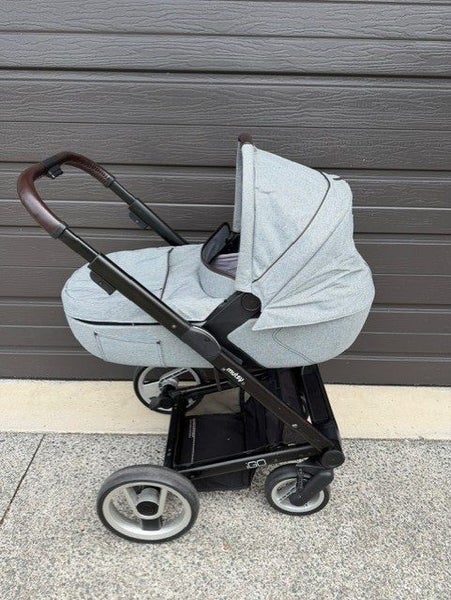 Mutsy Igo Pram with Carrycot64429619668483110