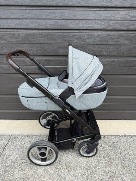 Mutsy Igo Pram with Carrycot64429619668483113