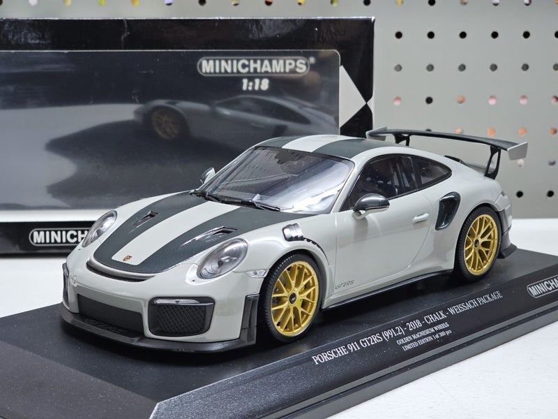 1/18 Porsche 911 991.2 GT2 RS Weissach Package Carousel 1