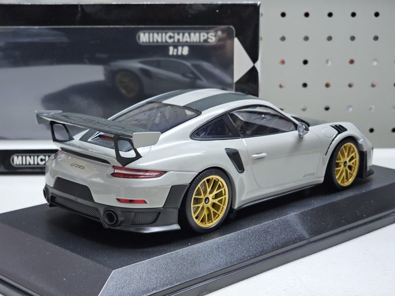 1/18 Porsche 911 991.2 GT2 RS Weissach Package Carousel 2