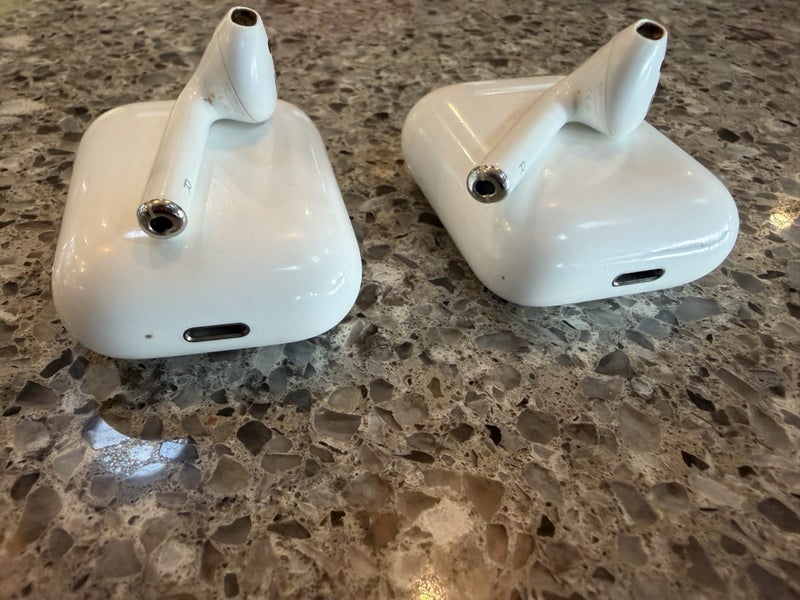 Apple AirPods -2x pair Carousel 1