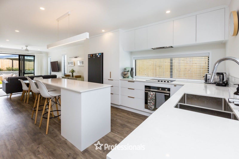 Stylish Home - with Racecourse Views64429915365507112