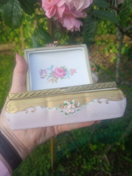 Romantic Portrait Painting on delicate pink Porcelain with Flowers Carousel 14