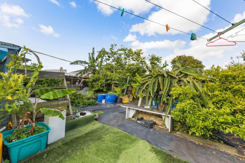 Sought-After Location - Full Size Section64433504504579113