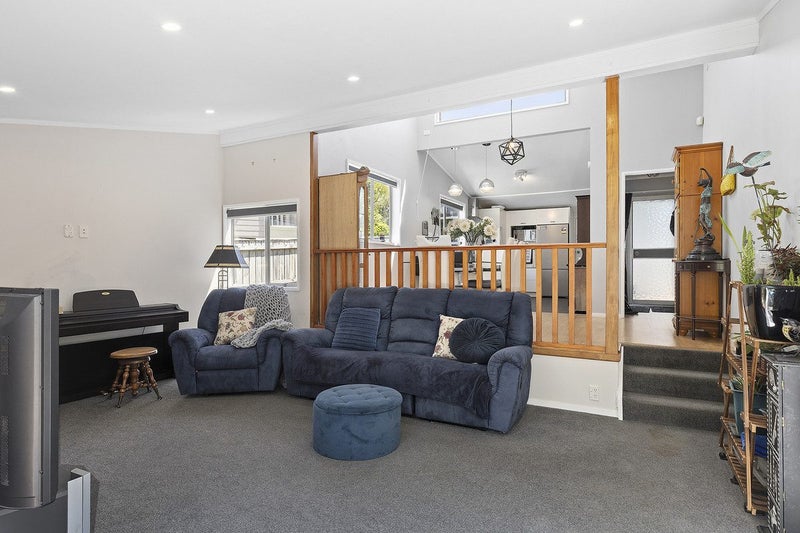 CHARMING & COMFORTABLE64435305370115113