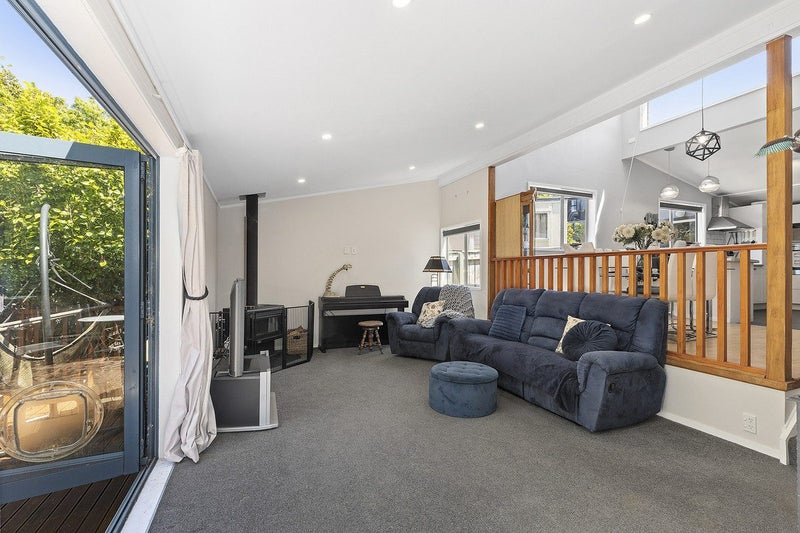 CHARMING & COMFORTABLE64435305370115114