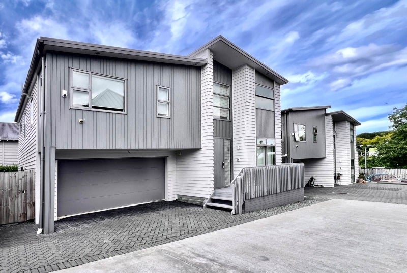 Standalone, Freehold, Prime Location64436432483713112