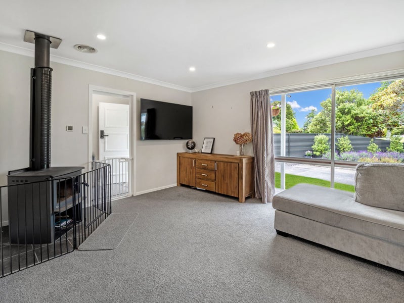 Family home with self-contained unit64436540113155113