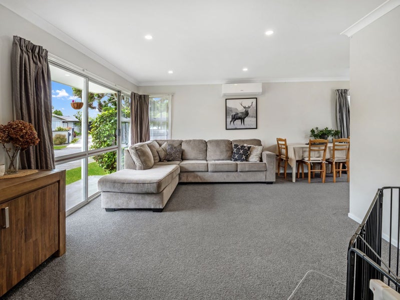 Family home with self-contained unit64436540113155114