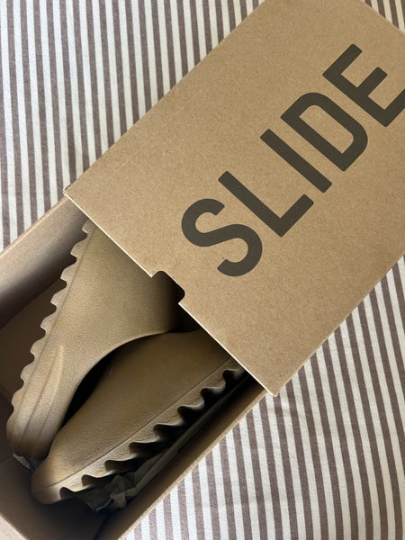YEEZY slides $1 SIZE 1164436875243522110
