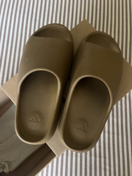 YEEZY slides $1 SIZE 1164436875243522112