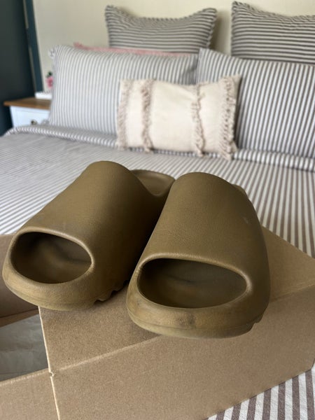 YEEZY slides $1 SIZE 1164436875243522114